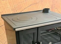 EEK A+ Küchenofen Holzherd Plamen 850 Schwarz, Rechte Version - 8 KW Dauerbrandherd -Kaminladen Geschaft Plamen850 schwarz Herdplatte rechts